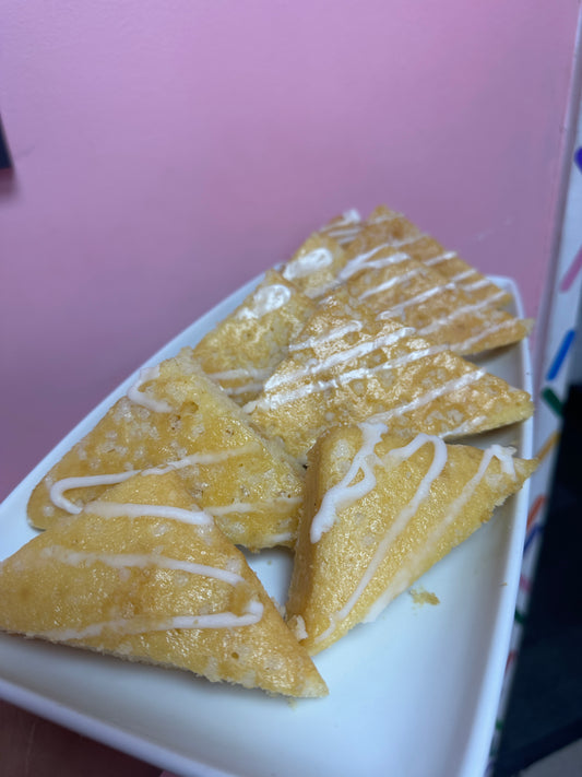 Lemon drizzle traybake slice
